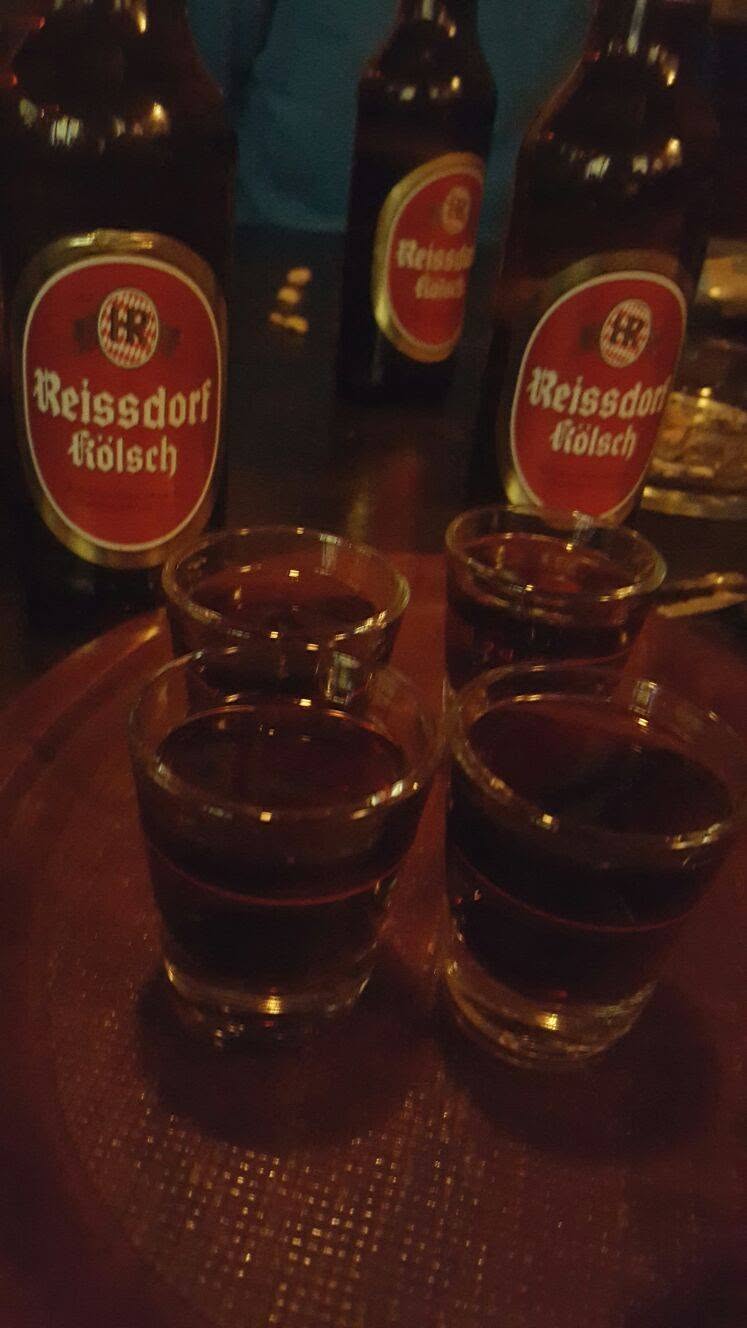 Reissdorf Kölsch Flaschen und eine Runde Kabänes-Shots im otzentreff